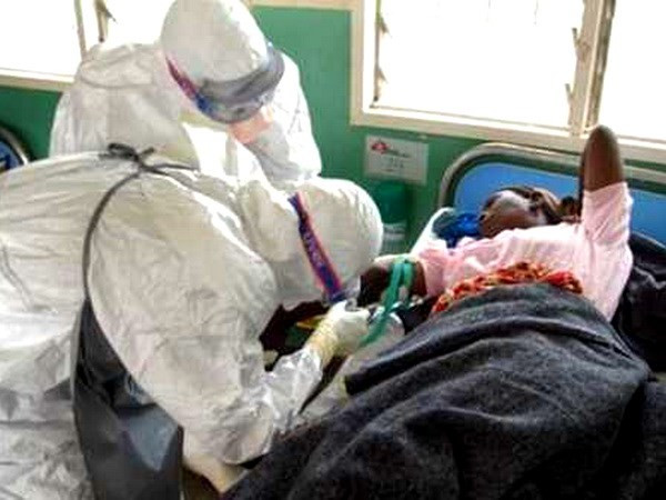 Chăm sóc cho bệnh nhân bị nghi nhiễm virus Ebola ở Tây Phi. (Nguồn: utahpeoplespost.com) Liên hợp quốc tổ chức cuộc họp cấp cao về dịch bệnh Ebola ảnh 1