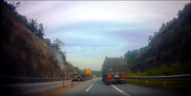 Xác minh xe container cố tình đi ngược chiều cao tốc dài nhất Việt Nam ảnh 1