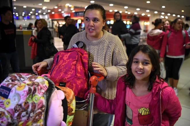 Người lao động Argentina rời Qatar về nước tại sân bay quốc tế Ezeiza ở Buenos Aires ngày 9/8. (Nguồn: AFP/TTXVN) Khó khăn kinh tế buộc Qatar giảm tiền lương của lao động nước ngoài ảnh 1