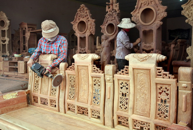 Sản xuất đồ gỗ xuất khẩu tại một doanh nghiệp ở huyện Thường Tín, Hà Nội. (Ảnh: Đình Huệ/TTXVN) Doanh nghiệp Việt Nam đồng loạt nói “không” với gỗ bất hợp pháp ảnh 2