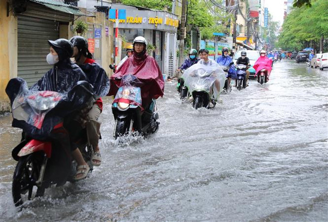 Mưa lớn gây ngập phố Triều Khúc, Hà Nội. (Ảnh: Hoàng Hiếu/TTXVN) Đêm 20 ngày 21/8, Bắc Bộ và Thanh Hóa tiếp tục có mưa rào và dông ảnh 1