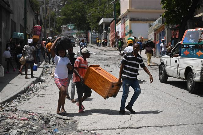Người dân sơ tán tránh bạo lực tại Port-au-Prince, Haiti, ngày 15/8/2023. (Ảnh: AFP/TTXVN) Haiti: Bạo lực băng nhóm giết chết hơn 2.400 người trong 7 tháng ảnh 1