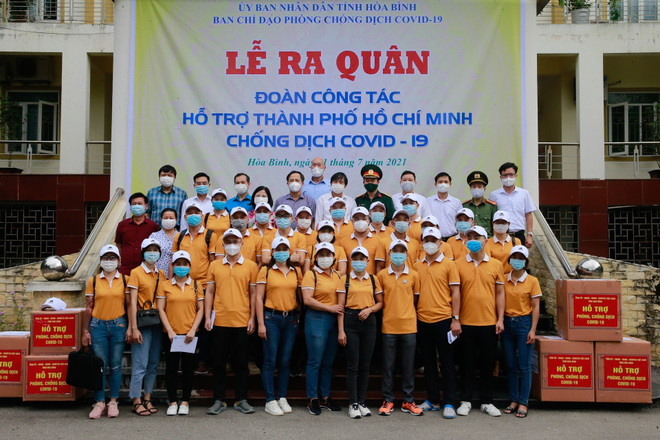 Đoàn cán bộ y tế tỉnh Hòa Bình chụp ảnh lưu niệm trước lúc lên đường. (Ảnh: Trọng Đạt/TTXVN) Hơn 100 cán bộ y tế Bắc Giang, Hòa Bình hỗ trợ các tỉnh phía Nam ảnh 2