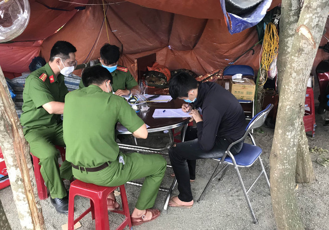 Công an huyện Sơn Hòa lập biên bản bắt quả tang tàng trữ ma túy đối với Nguyễn Thanh Tú. (Ảnh: TTXVN phát) Hai đối tượng tàng trữ ma túy trái phép bị phát hiện ở chốt kiểm dịch ảnh 1