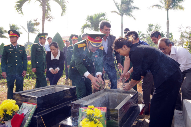 Truy điệu, an táng 2 hai cốt liệt sỹ tại Nghĩa trang liệt sỹ huyện Tuy Đức. (Ảnh: Ngọc Minh/TTXVN) Đắk Nông tổ chức lễ truy điệu và an táng 2 hài cốt liệt sỹ ảnh 1