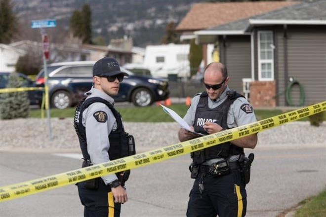 Cảnh sát Canada phong tỏa hiện trường một vụ xả súng. (Ảnh: THE CANADIAN PRESS/TTXVN) Canada: Đảng Tự do chủ trương cấm nhiều loại vũ khí tấn công ảnh 1