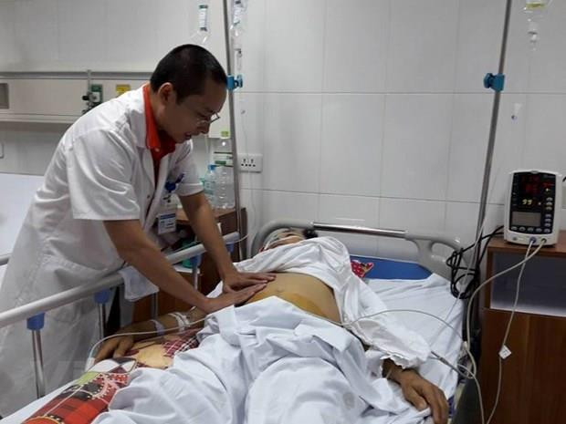 Bác sỹ điều trị cho bệnh nhân mắc bệnh về dạ dày tại Bệnh viện Hữu nghị Việt Đức. (Ảnh: T.G/Vietnam+) Tầm soát bệnh dạ dày, thực quản để phát hiện và điều trị kịp thời ảnh 1