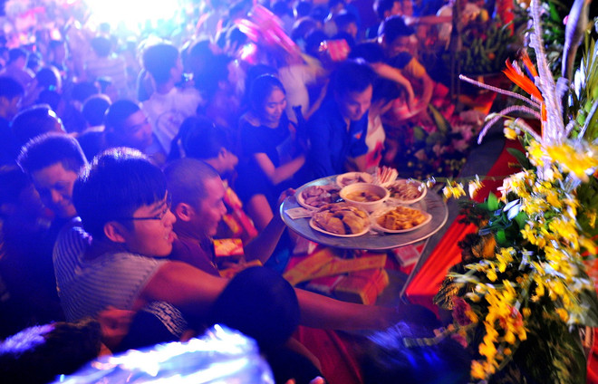 [Photo] Tranh cướp lộc tại Lễ hội mùa Thu Côn Sơn-Kiếp Bạc ảnh 2