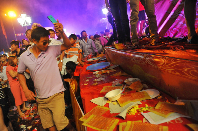 [Photo] Tranh cướp lộc tại Lễ hội mùa Thu Côn Sơn-Kiếp Bạc ảnh 1