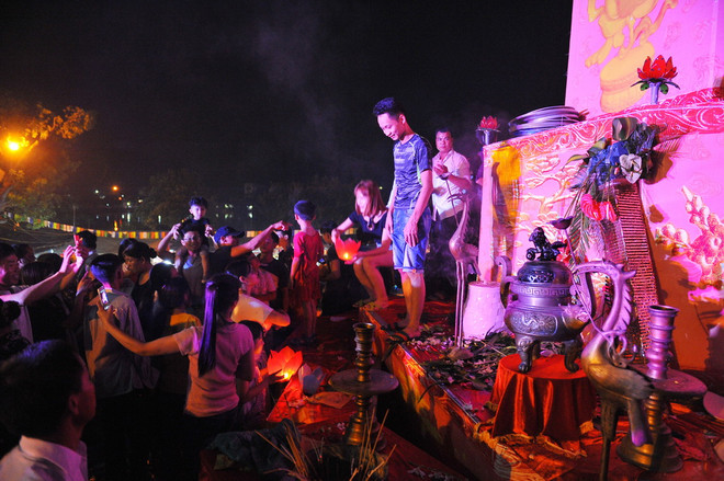 [Photo] Tranh cướp lộc tại Lễ hội mùa Thu Côn Sơn-Kiếp Bạc ảnh 6