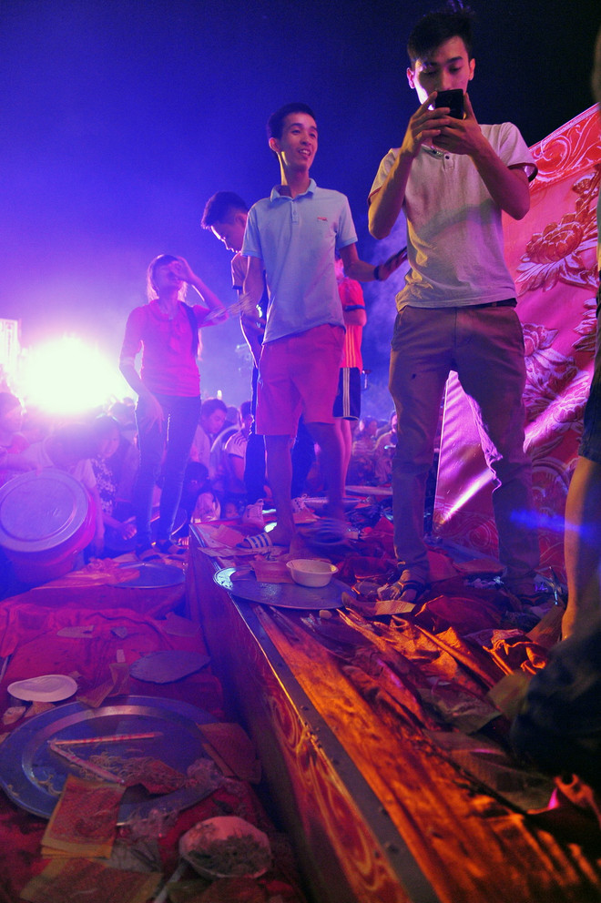 [Photo] Tranh cướp lộc tại Lễ hội mùa Thu Côn Sơn-Kiếp Bạc ảnh 8