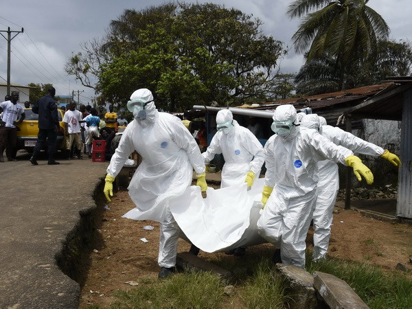 Nhân viên y tế chuyển thi thể nạn nhân của dịch Ebola tại thủ đô Monrovia, Liberia, ngày 4/10. (Nguồn: AFP/TTXVN) Liên minh châu Âu viện trợ 1 tỷ euro hỗ trợ Tây Phi chống Ebola ảnh 1