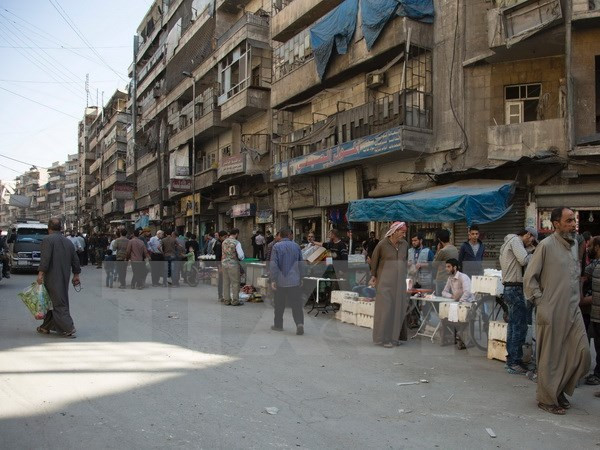 Người dân Syria tại thành phố Aleppo ngày 30/10. (Nguồn: AFP/TTXVN) Quân đội Syria trao tối hậu thư 24 giờ để phiến quân ở Aleppo ra hàng ảnh 1