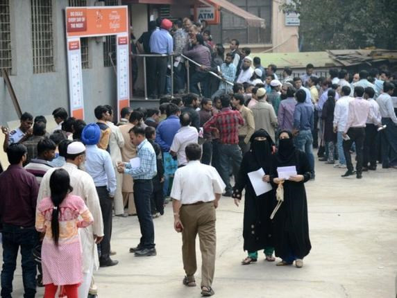 Các cây ATM đông kín người tại Ấn Độ. (Nguồn: thehindu.com) Sự kiện quốc tế 7-13/11: Thế giới "loạn nhịp" vì Donald Trump ảnh 7
