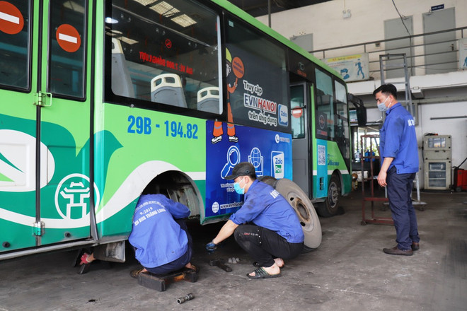 Những ong thợ chăm sóc ‘sức khỏe’ cho hàng nghìn xe buýt Hà Nội ảnh 1