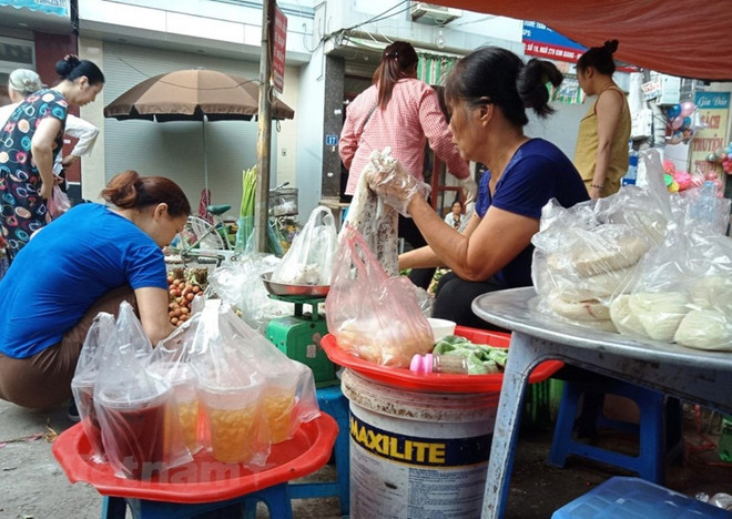 Chống rác thải nhựa: Ngớt tuyên truyền mạnh, túi nilon lại ‘tràn’ phố ảnh 1