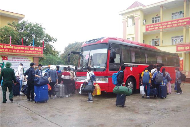 Hưng Yên đón gần 200 công dân từ Vương quốc Anh về cách ly y tế ảnh 1