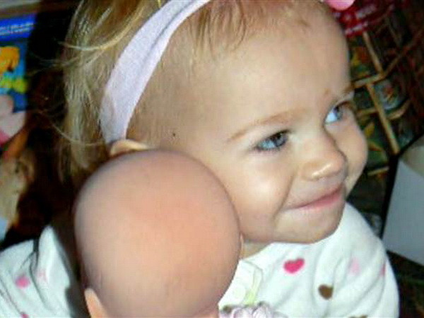 Bé gái 11 tháng tuổi tử vong do bị bỏ quên trong xe ôtô ảnh 1