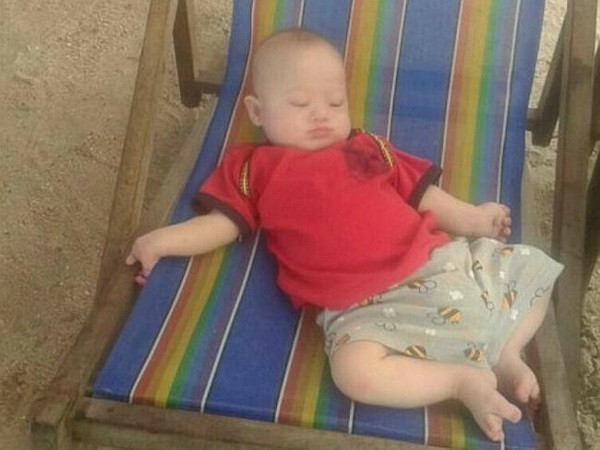 Phẫn nộ với cặp vợ chồng bỏ rơi "đứa con thuê đẻ" mắc bệnh Down ảnh 2