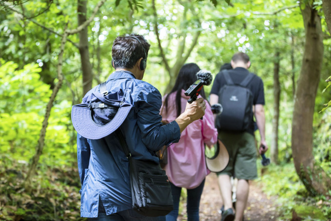Du khách trải nghiệm Sound Walk trên những con đường mòn quanh co trong rừng nguyên sinh. (Ảnh: Anh Nguyên/TTXVN) Hàn Quốc: Đảo Jeju đưa ra nhiều loại hình du lịch trải nghiệm mới ảnh 3