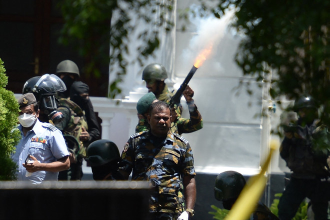 Binh sỹ được triển khai giữ trật tự tại Colombo, Sri Lanka, ngày 13/7. (Nguồn: AFP/TTXVN) Sri Lanka bước sang trang mới với tương lai “bất định” ảnh 1