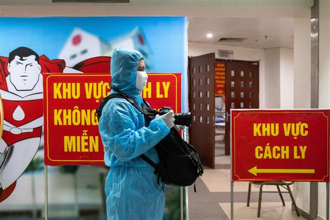 Phóng viên TTXVN tác nghiệp trong khu cách ly của Viện Huyết học Truyền máu Trung ương. (Ảnh: TTXVN) Đánh giá của Tổ chức Phóng viên Không biên giới là không có độ tin cậy ảnh 1