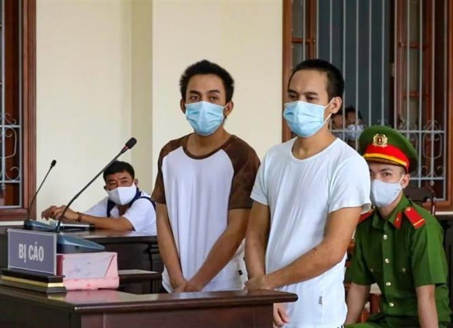 Hai bị cáo Minh và Giàu tại phiên tòa. (Ảnh: Thanh Liêm/TTXVN) Cần Thơ: Bản án tử hình dành cho kẻ sát hại thiếu tá công an ảnh 1