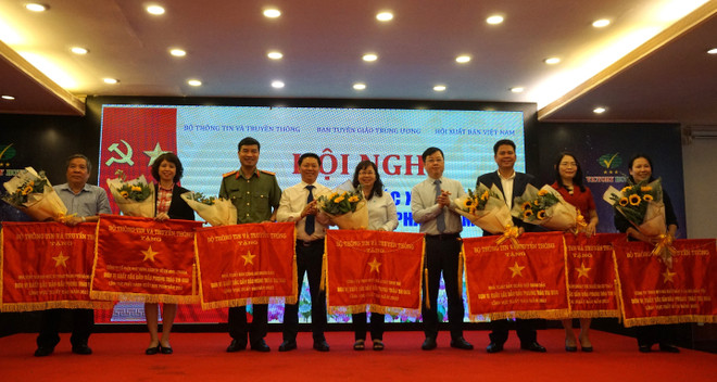 Các đơn vị xuất sắc trong lĩnh vực xuất bản, phát hành nhận Cờ thi đua của Bộ Thông tin và Truyền thông. (Ảnh: Thu Hoài/TTXVN) Chú trọng xuất bản các ấn phẩm chuyên sâu, chuyên ngành ảnh 2