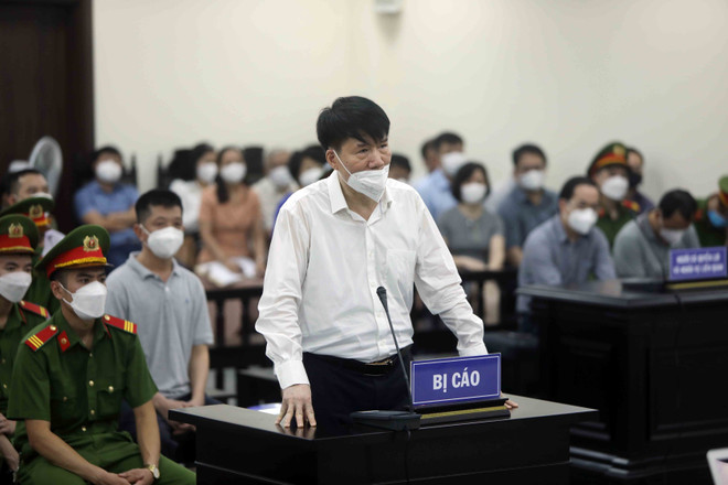 Bị cáo Trương Quốc Cường trả lời câu hỏi của Hội đồng xét xử. (Ảnh: An Đăng/TTXVN) Vụ buôn bán thuốc giả: Thẩm vấn làm rõ hành vi thiếu trách nhiệm ảnh 1