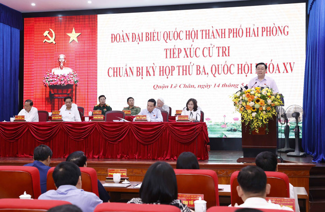 Sáng 14/5, Chủ tịch Quốc hội Vương Đình Huệ cùng Đoàn đại biểu Quốc hội thành phố Hải Phòng tiếp xúc cử tri quận Lê Chân để chuẩn bị Kỳ họp thứ ba, Quốc hội khoá XV. (Ảnh: Doãn Tấn/TTXVN) Chủ tịch Quốc hội Vương Đình Huệ tiếp xúc cử tri thành phố Hải Phòng ảnh 1