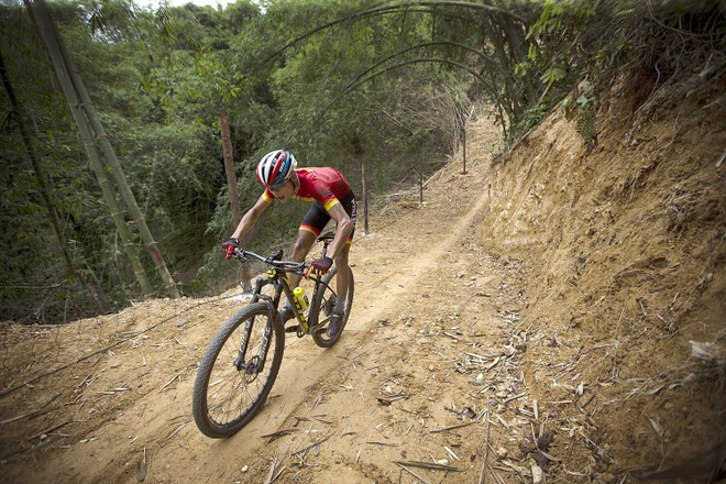 Môn xe đạp địa hình đổ đèo nam, nữ bước vào ngày thi đấu đầu tiên ảnh 1