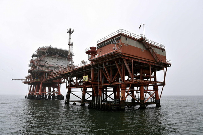 Giá dầu giảm trong bối cảnh gia tăng lo ngại về dư nguồn cung ảnh 1