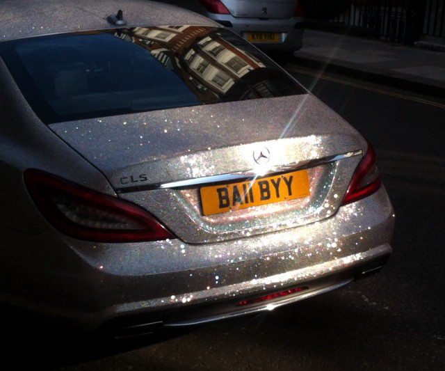 Nữ sinh viên Nga chơi trội khi đính pha lê vào chiếc xe Mercedes ảnh 1