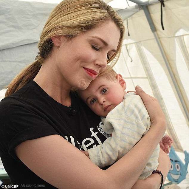 Tara Moss phản pháo chuyện bôi son đỏ đi thăm trại tị nạn ảnh 1