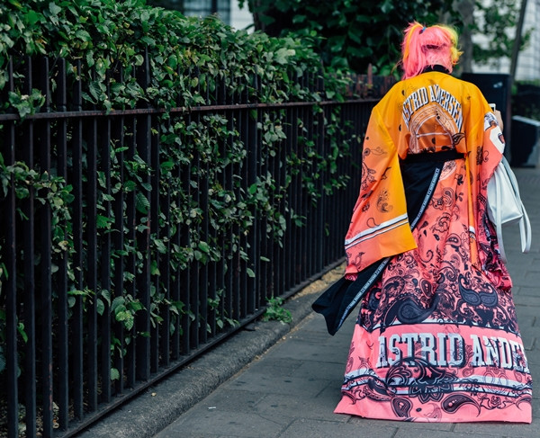 Những xu hướng thời trang "náo loạn" trên đường phố London ảnh 17