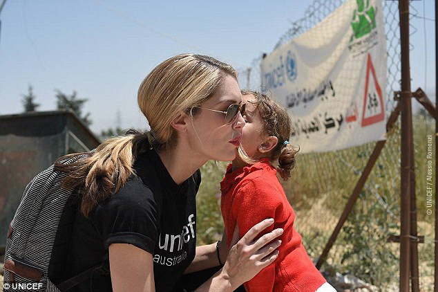 Tara Moss phản pháo chuyện bôi son đỏ đi thăm trại tị nạn ảnh 2