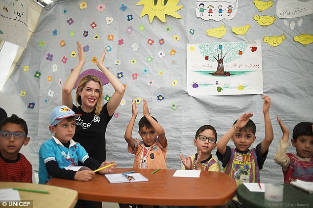 Tara Moss phản pháo chuyện bôi son đỏ đi thăm trại tị nạn ảnh 4