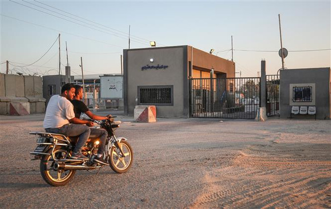 Cửa khẩu Kerem Shalom tại thị trấn Rafah, Dải Gaza. (Ảnh: AFP/TTXVN) Israel cho phép nối lại một phần hoạt động xuất khẩu từ Gaza ảnh 1