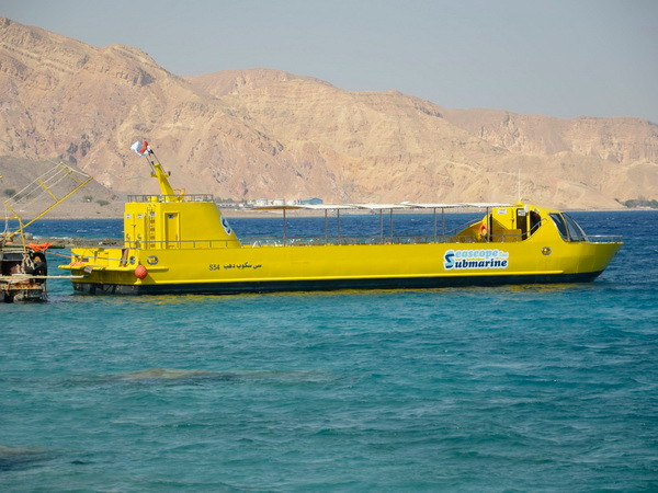 Tàu qua đảo Tiran tại Khu nghỉ dưỡng Biển Đỏ Sharm El-Sheikh cách thủ đô Cairo, Ai Cập khoảng 500 km về phía đông ngày 11/9/2011. (Nguồn: EPA/TTXVN) Một ủy ban Ai Cập thông qua chuyển giao hai đảo cho Saudi Arabia ảnh 1