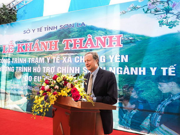 Đại sứ, Trưởng Phái đoàn Liên minh châu Âu tại Việt Nam Bruno Angelet phát biểu tại lễ khánh thành công trình trạm y tế xã Chiềng Yên, Sơn La. (Ảnh: Hồng Điệp/Vietnam+) EU hỗ trợ nâng cao chất lượng dịch vụ y tế cho 10 tỉnh nghèo ảnh 1