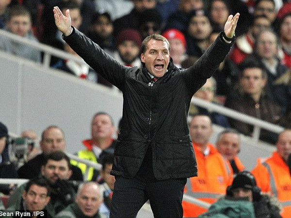 Wenger "đá xoáy" Mourinho, Rodgers chỉ trích trọng tài ảnh 2