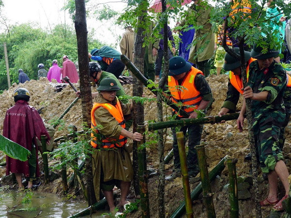 Huy động lực lượng gia cố, cứu đê sông Vinh trước nguy cơ bị vỡ ảnh 1