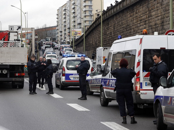 Nhân viên người Hồi giáo cứu con tin trong vụ tấn công ở Paris ảnh 1