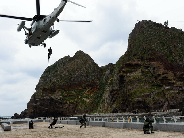 Cuộc tập trận của Hàn Quốc trên quần đảo tranh chấp Dokdo tháng 10/2013. (Ảnh: Yonhap/TTXVN) Triều Tiên yêu cầu Hàn Quốc ngừng tất cả cuộc tập trận quân sự ảnh 1