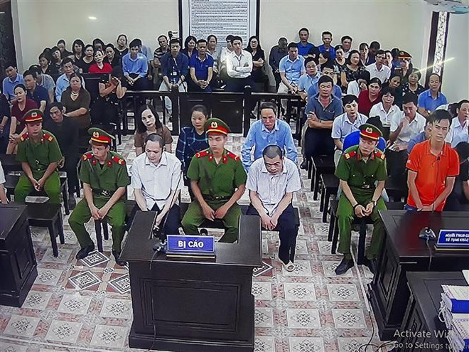 Toàn cảnh phiên tòa. (Ảnh: Nguyễn Chiến/TTXVN) Phiên tòa xử vụ gian lận điểm thi ở Hà Giang kéo dài so với dự kiến ảnh 1