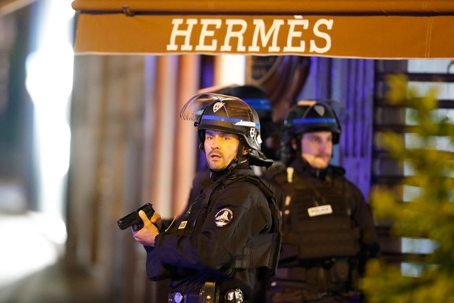 Cảnh sát Pháp phong tỏa hiện trường vụ nổ súng trên Đại lộ Champs Elysees ở Paris ngày 20/4. (Nguồn: EPA/TTXVN) Pháp: Đọ súng kinh hoàng trên Đại lộ Champs-Elysees, 2 người chết ảnh 1