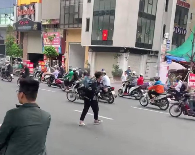 Hà Nội: Khởi tố thanh niên cầm gậy sắt đập xe sau va chạm giao thông ảnh 1