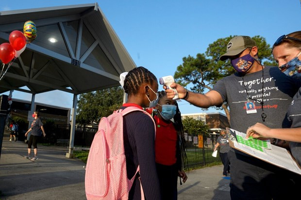 Tỷ lệ trẻ em mắc COVID-19 tại Mỹ tăng mạnh, phát hiện ổ dịch lớn ở Anh ảnh 1