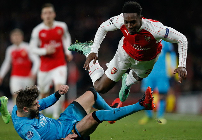 UEFA bỏ qua vụ Pique “cố tình câu thẻ” ở trận thắng Arsenal ảnh 1