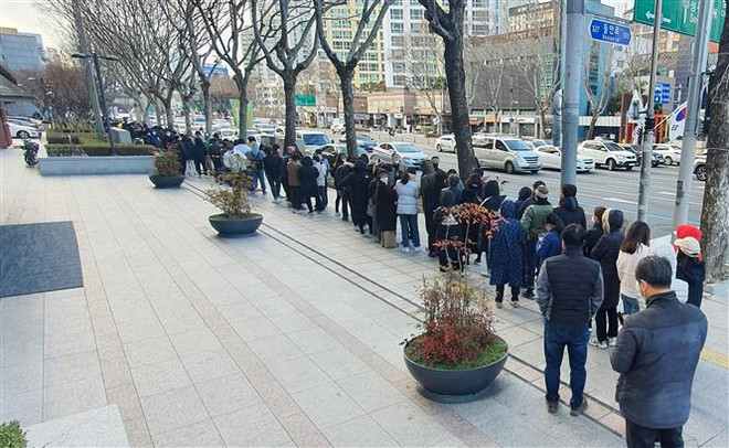 Người dân xếp hàng chờ mua khẩu trang tại Daegu, Hàn Quốc, ngày 27/2/2020, trong bối cảnh bùng phát dịch COVID-19. (Ảnh: Yonhap/ TTXVN) Thêm các ca nhiễm SARS-CoV-2 tại Thái Lan và Hàn Quốc ảnh 1